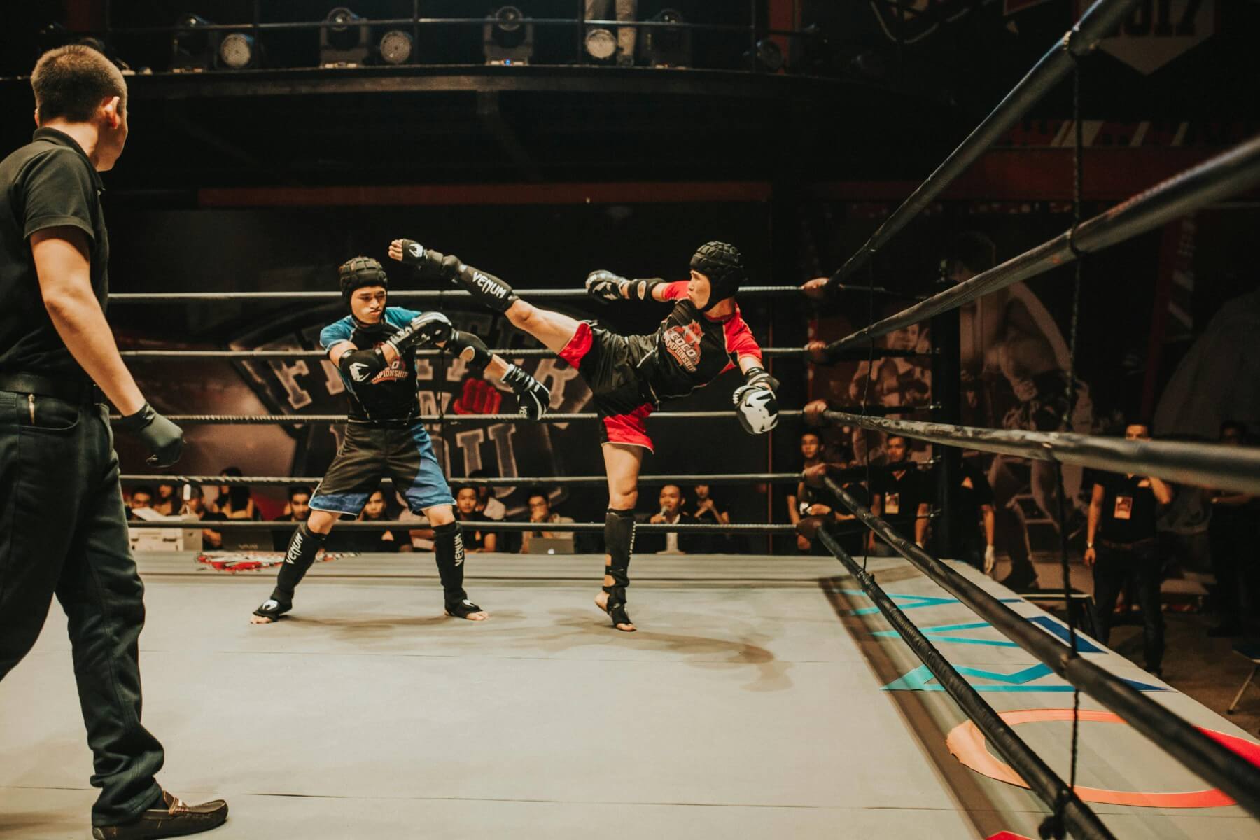 Doi luptători de Muay Thai se confruntă în ring